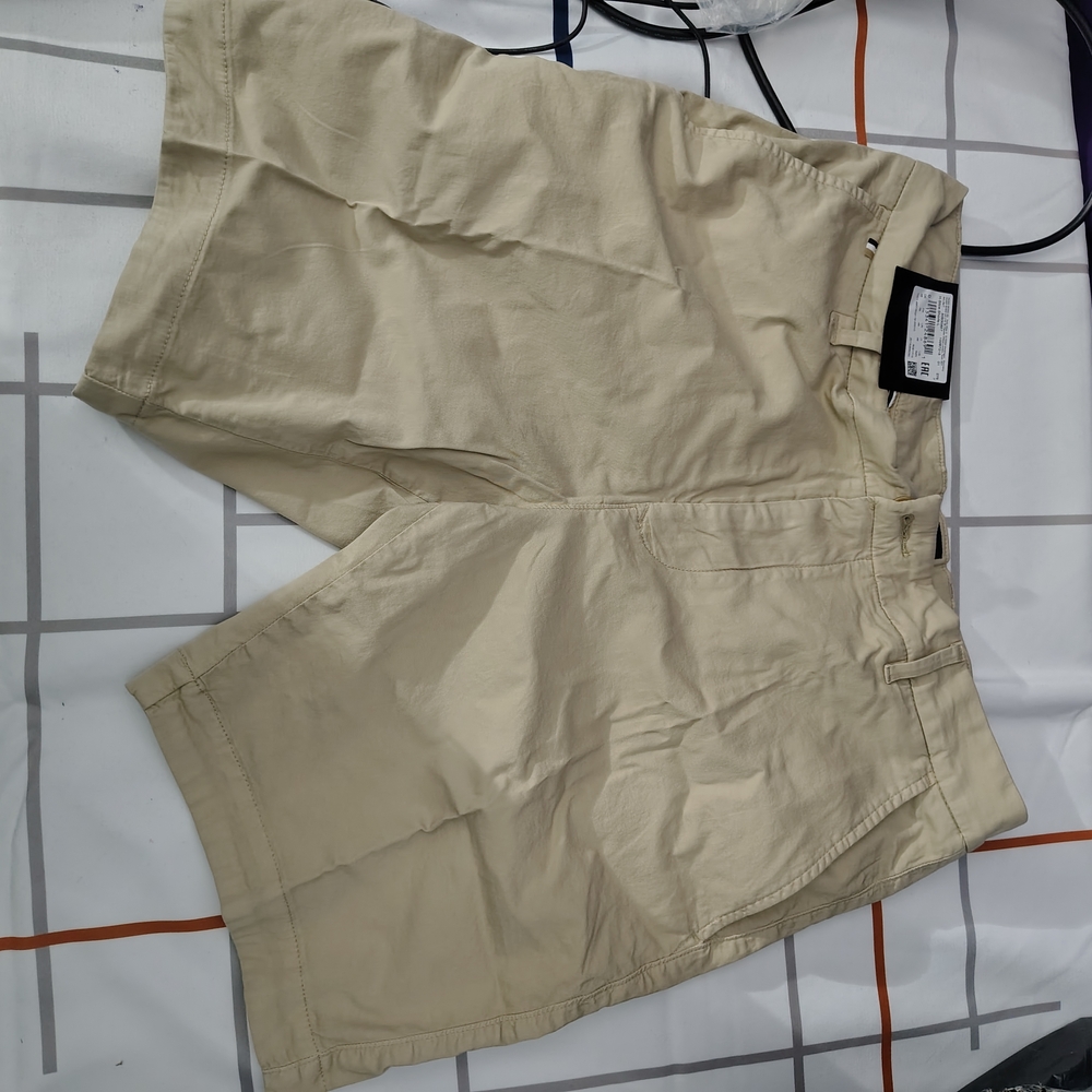 NWT Hugo Boss Men's Tan Flat Front Shorts - Picture 2 of 4